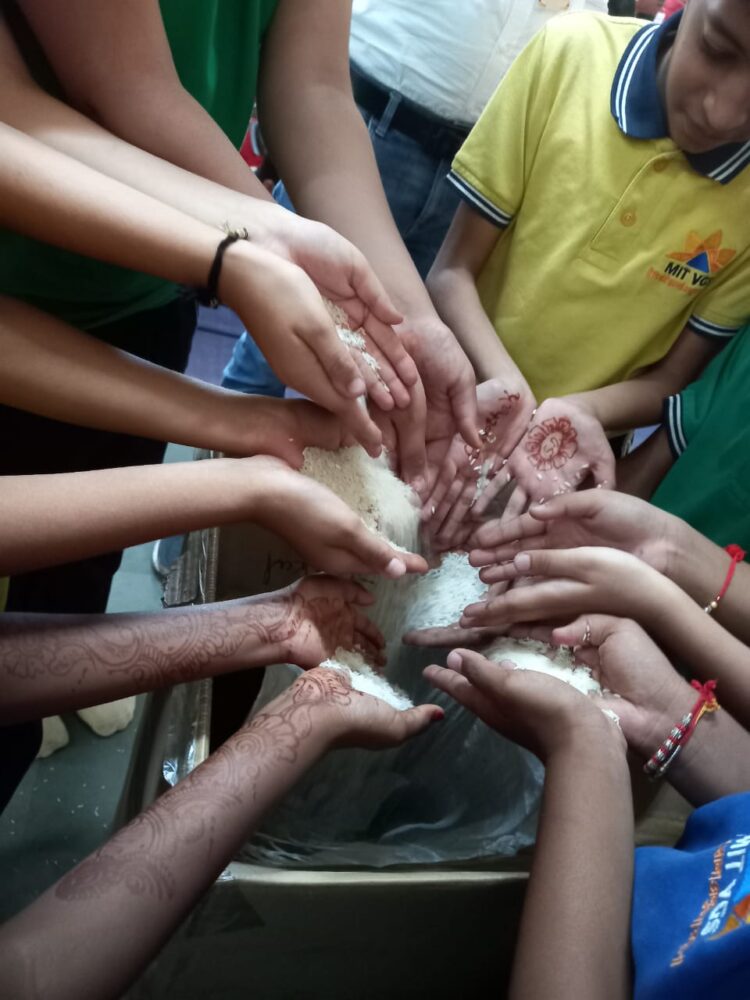 आस्था रोटी बँकेला विद्यार्थ्यांची अनोखी भेट: समाजसेवेचे बीज रुजवण्याचा प्रयत्न