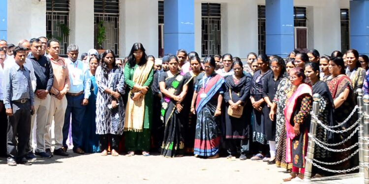 जिल्हा परिषद, पंचायत समिती निशब्द राहिले दोन मिनिटे