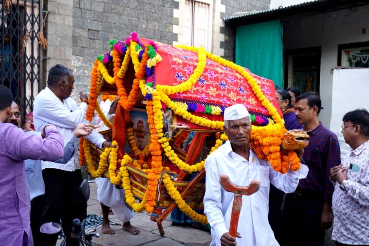 अतिरुद्र स्वाहाकारानिमित्त शोभायात्रा उत्साहात : हजारो भाविकांचा सहभाग