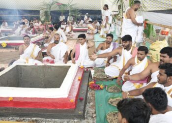 ब्रह्मवृंदांच्या वेदघोषात अतिरुद्र स्वाहाकारास प्रारंभ