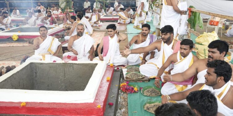 ब्रह्मवृंदांच्या वेदघोषात अतिरुद्र स्वाहाकारास प्रारंभ