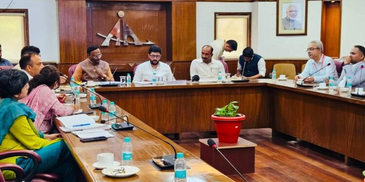 सोलापूर विमान सेवा सुरू करण्यासंदर्भात दिल्लीत झाली महत्वाची बैठक