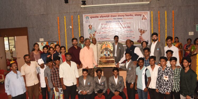 जानेवारीपासून खेळाडूंना जागतिक दर्जाची सुविधा उपलब्ध करून देणार: कुलगुरु प्रा. महानवर