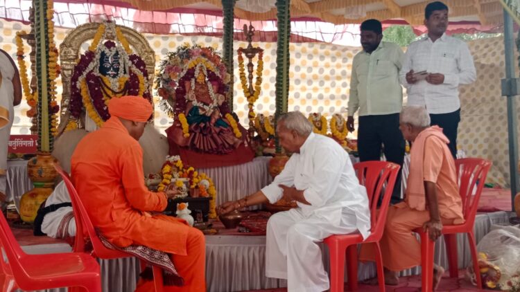 प. पू. गुरुलिंग जंगम महास्वामीजी : अतिरुद्र स्वाहाकाराचे घेतले दर्शन