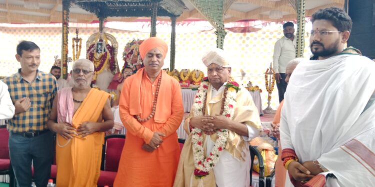 प. पू. गुरुलिंग जंगम महास्वामीजी : अतिरुद्र स्वाहाकाराचे घेतले दर्शन