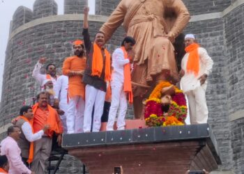 मालवणला जाताना मनोज जरांगे पाटलांची सोलापूरला धावती भेट