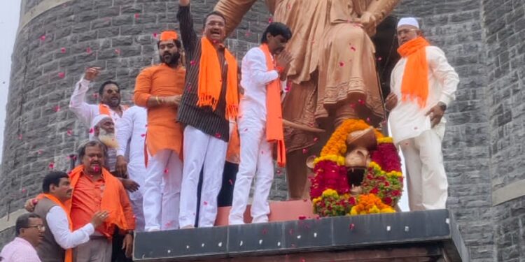 मालवणला जाताना मनोज जरांगे पाटलांची सोलापूरला धावती भेट