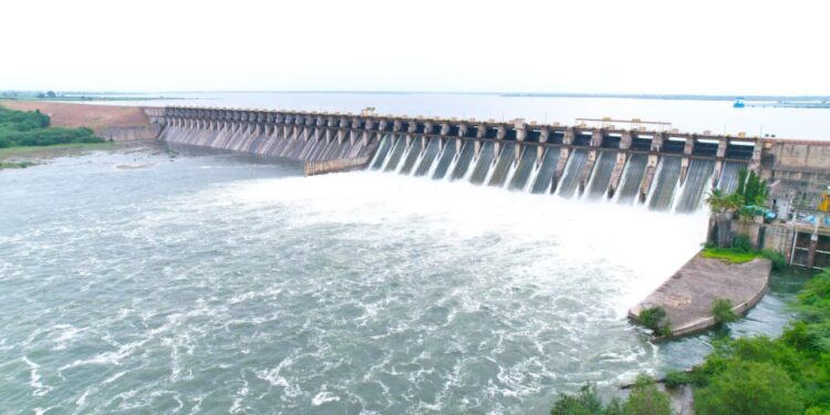 उजनी धरणातून 1 लाख 25 हजार तर वीरमधून 33 हजार 609 क्युसेकचा विसर्ग,नदीकाठच्या नागरिकांनी सतर्कता बाळगावी