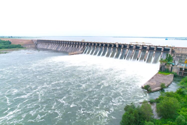 उजनी धरणातून 1 लाख 25 हजार तर वीरमधून 33 हजार 609 क्युसेकचा विसर्ग,नदीकाठच्या नागरिकांनी सतर्कता बाळगावी