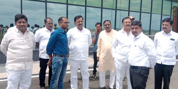भाजपच्या दोन्ही आमदार देशमुखांनी केली सोलापूर विमानतळाची पाहणी