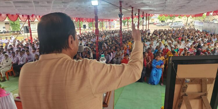 विवेक घळसासी यांनी पालक आणि विद्यार्थ्यांना शिकविले संस्काराचे धडे..!