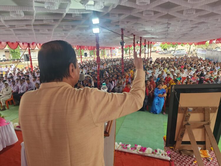 विवेक घळसासी यांनी पालक आणि विद्यार्थ्यांना शिकविले संस्काराचे धडे..!