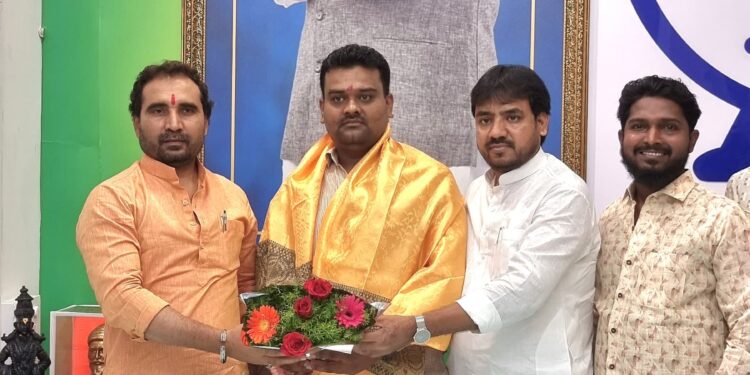 राष्ट्रवादी काँग्रेस पार्टीच्या वतीने महाराष्ट्र प्रदेश युवक सचिव महेश कुलकर्णी यांचा सत्कार …