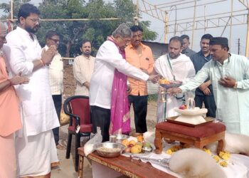 पालकमंत्र्यांच्या हस्ते अतिरूद्र स्वाहाकाराचा भस्मधारण विधी