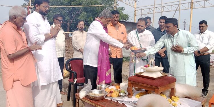 पालकमंत्र्यांच्या हस्ते अतिरूद्र स्वाहाकाराचा भस्मधारण विधी