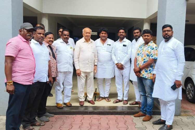 माजी केंद्रीय गृहमंत्री सुशील कुमार शिंदे यांचा वाढदिवस केला साजरा