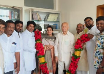 माजी केंद्रीय गृहमंत्री सुशील कुमार शिंदे यांचा वाढदिवस केला साजरा