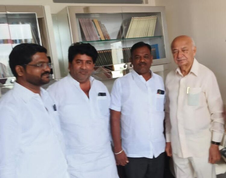 माजी केंद्रीय गृहमंत्री सुशील कुमार शिंदे यांचा वाढदिवस केला साजरा