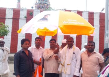 मंद्रुप बाजारपेठेत सोमेश वैद्य युवराज राठोड यांच्या नावाची छत्र्यांची जोरदार चर्चा..