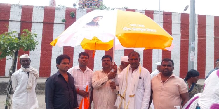 मंद्रुप बाजारपेठेत सोमेश वैद्य युवराज राठोड यांच्या नावाची छत्र्यांची जोरदार चर्चा..