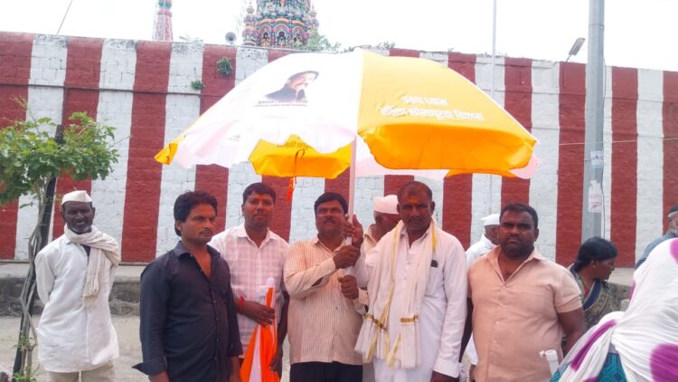 मंद्रुप बाजारपेठेत सोमेश वैद्य युवराज राठोड यांच्या नावाची छत्र्यांची जोरदार चर्चा..