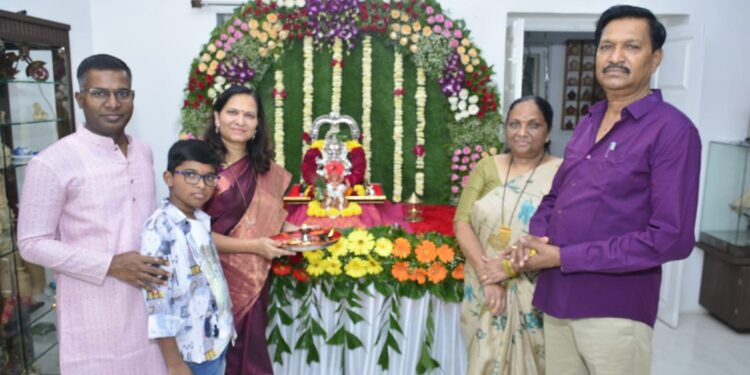 मा. आयुक्त यांच्या निवासस्थानी पर्यावरण पूरक गणपतीची प्राणप्रतिष्ठापना…..