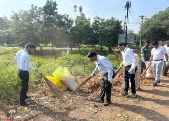 महा स्वच्छता श्रमदान शिबिरात हजारो युवक व ग्रामस्थ सहभागी;सिईओ जंगम यांनी उचलला प्लास्टिक कचरा..!