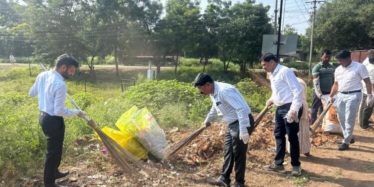 महा स्वच्छता श्रमदान शिबिरात हजारो युवक व ग्रामस्थ सहभागी;सिईओ जंगम यांनी उचलला प्लास्टिक कचरा..!