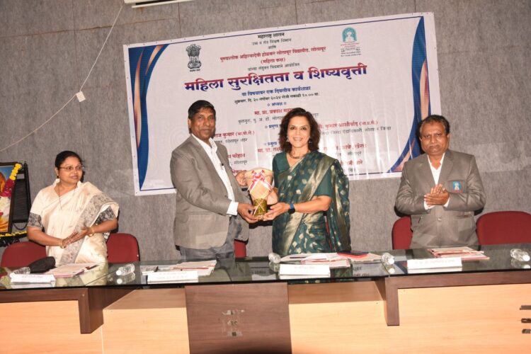 महिलांनी आपल्या सुरक्षिततेसाठी कायद्याने साक्षर बनावे!विद्यापीठातील कार्यशाळेत अप्पर जिल्हाधिकारी मोनिका सिंह यांचे आवाहन