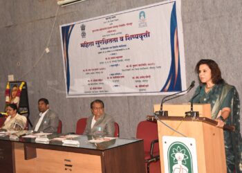 महिलांनी आपल्या सुरक्षिततेसाठी कायद्याने साक्षर बनावे!विद्यापीठातील कार्यशाळेत अप्पर जिल्हाधिकारी मोनिका सिंह यांचे आवाहन