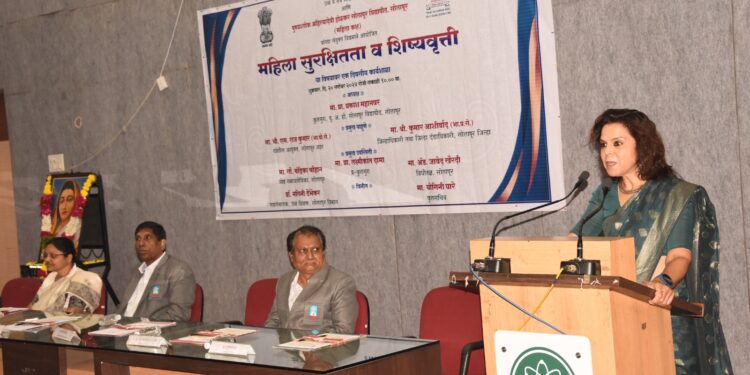 महिलांनी आपल्या सुरक्षिततेसाठी कायद्याने साक्षर बनावे!विद्यापीठातील कार्यशाळेत अप्पर जिल्हाधिकारी मोनिका सिंह यांचे आवाहन