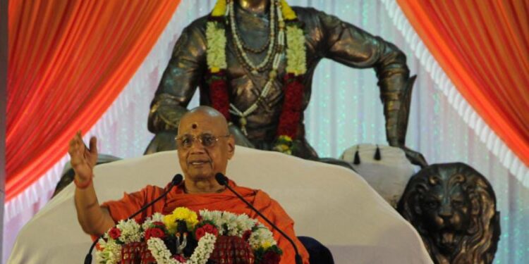 प. पू. स्वामी गोविंद देव गिरिजी : छत्रपती श्री शिवाजी महाराज कथेस सोलापूरकरांची गर्दी