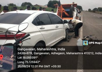 सोलापूर- पुणे महामार्गावर उजनी (टेंभुर्णी ) येथे रस्ता ओलांडत असताना कारची दुचाकीला जोरदार धडक एका पुरुषाचा मृत्यू