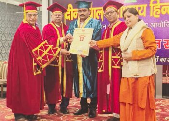 प्रदेशाध्यक्ष बापूसाहेब आडसूळ यांना दिल्ली येथे कुलगुरू डॉ हिंदूभूषण मिश्राजी यांच्या शुभहस्ते पीएचडी प्रधान