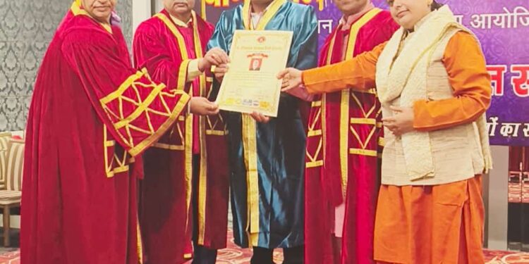 प्रदेशाध्यक्ष बापूसाहेब आडसूळ यांना दिल्ली येथे कुलगुरू डॉ हिंदूभूषण मिश्राजी यांच्या शुभहस्ते पीएचडी प्रधान