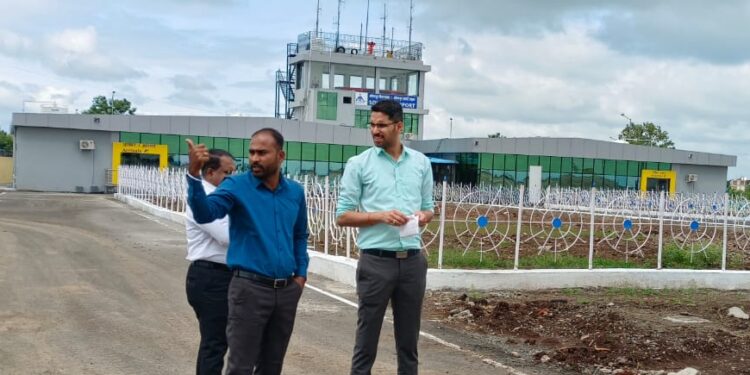 जिल्हाधिकारी कुमार आशीर्वाद यांच्याकडून डीजीसीए टीमच्या दौऱ्यापूर्वी सोलापूर विमानतळाची पूर्व पाहणी