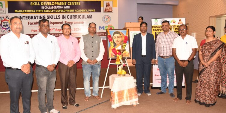 कौशल्य आधारित संशोधनावर अध्यापकांनी भर द्यावा: कुलगुरू प्रा. महानवर