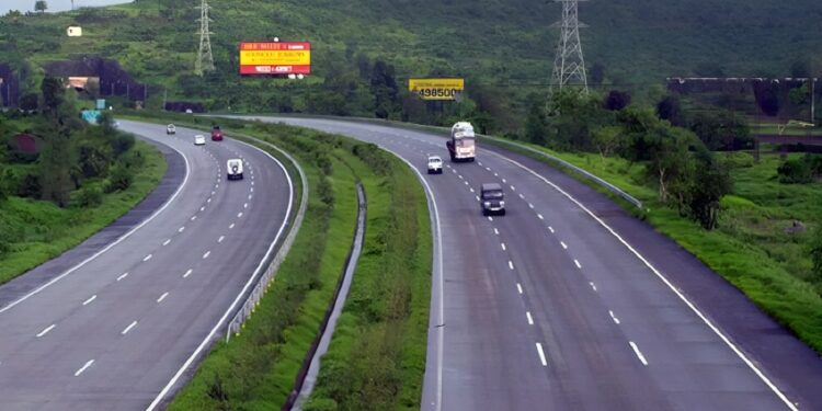 शक्तिपीठनंतर आता औद्योगिक महामार्गालाही ब्रेक, स्थानिक शेतकऱ्यांच्या विरोधानंतर भूसंपादन थांबवलं