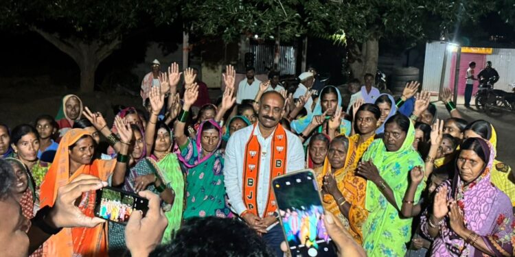 अंकलगे गाव येथे प्रचार बैठकीत आमदार सचिन कल्याणशेट्टी यांनी ग्रामस्थांशी साधला संवाद