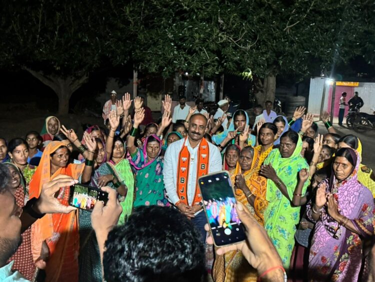 अंकलगे गाव येथे प्रचार बैठकीत आमदार सचिन कल्याणशेट्टी यांनी ग्रामस्थांशी साधला संवाद