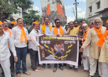 लक्ष्मण हाकेंच्या पोस्टरला सकल मराठा समाजाच्या वतीने जोडेमार आंदोलन