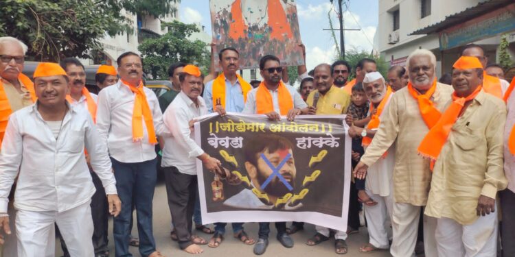 लक्ष्मण हाकेंच्या पोस्टरला सकल मराठा समाजाच्या वतीने जोडेमार आंदोलन