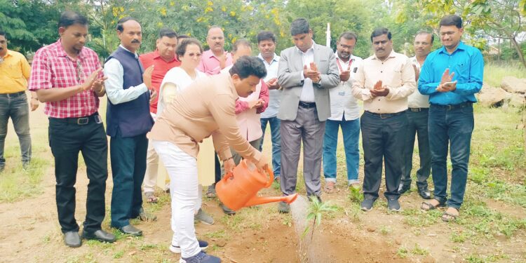 कर्मचारी संघटनेचे अध्यक्ष थोरात यांनी वाढदिनी विद्यापीठास 51 आंब्याचे रोपे देत केले वृक्षारोपण!