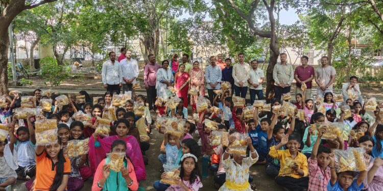 अनुभव प्रतिष्ठानचा उपक्रम : गरजू अनाथ आणि बेघर विद्यार्थी सोबत केली दिवाळी साजरी