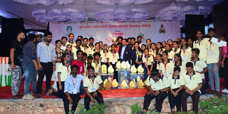 बार्शीच्या शिवाजी महाविद्यालयास युवा महोत्सवाचे सर्वसाधारण विजेतेपद!