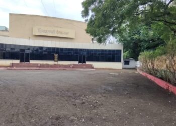 प्रिसिजन गप्पांसाठी रंगभवन सजले, प्रिसिजन गप्पांचा पडदा उद्या उघडणार