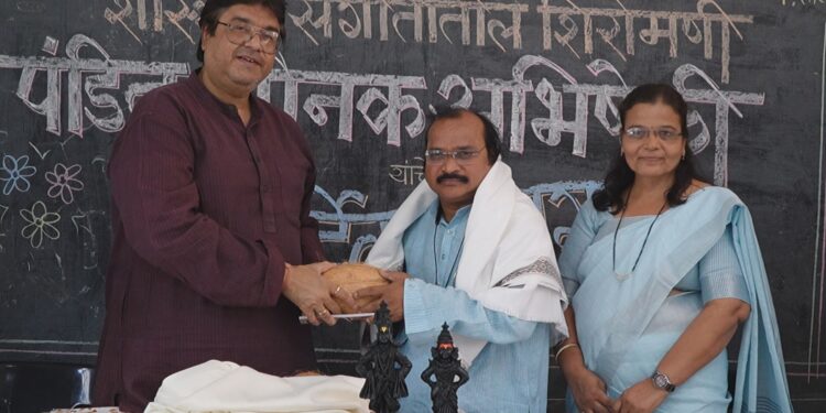 शौनक अभिषेकी परिवाराच्या वतीने दीपक व मनिषा कलढोणे यांचा सपत्नीक सत्कार