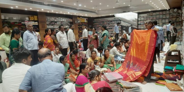 V R पवार सारीजमध्ये महिलांची मोठी गर्दी