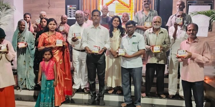 त्रिशरण फाउंडेशनची वंचितांसोबत दिवाळी साजरी, फराळाचे केले वाटप