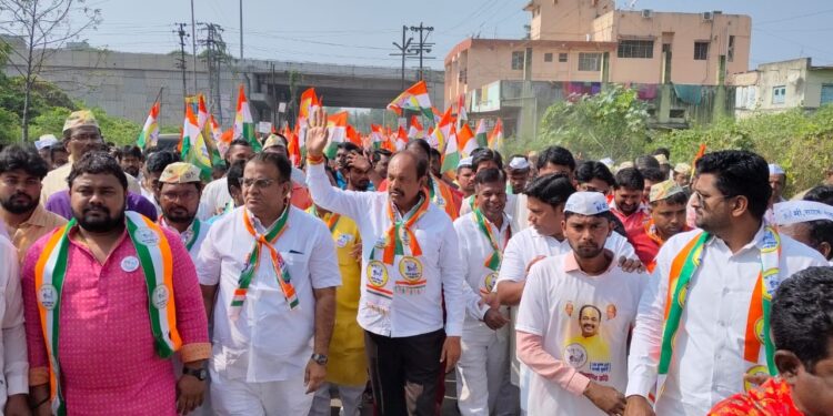 शेळगी परिसरात महेश कोठे यांच्या पदयात्रेला जत्रेचे स्वरूप, ठिकठिकाणी महेश कोठे यांचे जोरदार स्वागत